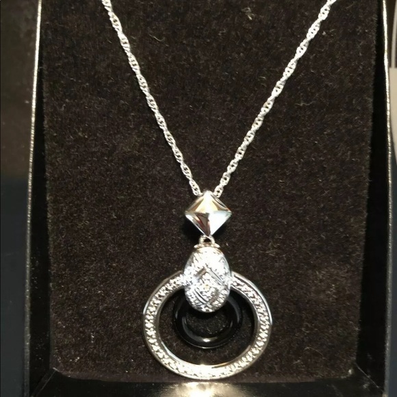 Woman’s cubic circonia circle ⭕️ pendant - Picture 2 of 3